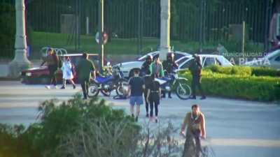 Hacían una transacción de faso en Plaza Moreno y terminaron detenidos
