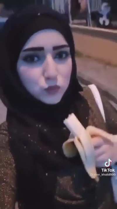 TikTok kullanan Suriyeli sığın<wbr>macıl<wbr>ar, Türk milletinin yaşadığı ekonomik sorunlarla dalga geçmek adına “muz yeme” akımı başlattı. (ne düşün<wbr>üyors<wbr>unuz ?)