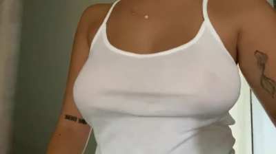 Should braless be the new fashion trend ? 🤭
