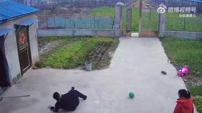Dad shows off golf skills