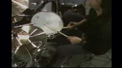 Effortless one-handed 16th notes from the master!