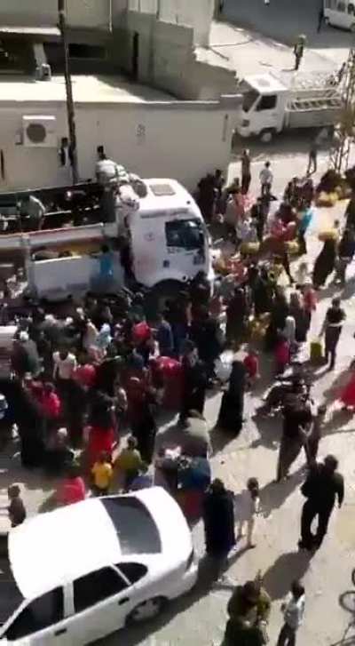 Kendileri zenginliğine zenginlik katarken,halkı muhtaç edip,sonra da yardımcı oluyormuş gibi gösteren sisteme “Akp Başkanlık Sistemi” denir.