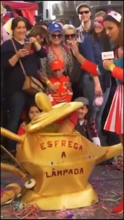 Esfrega a lâmpada.