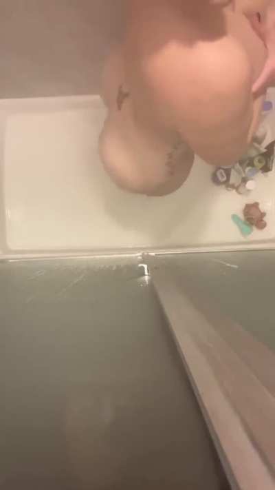 Clapping In the shower 👏🏽👏🏽