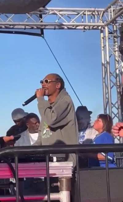 Snoop Dogg singing Rihanna