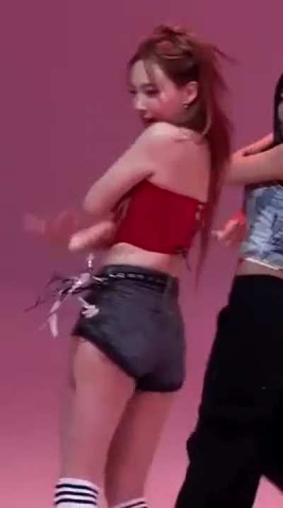 Nayeon crotch grab is 🤯❤️‍🔥