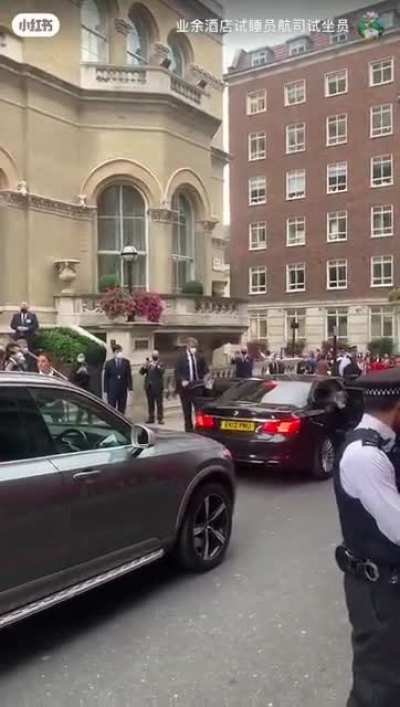 可真有你的啊外交部！咱老王头去参加人家老佛爷白事儿，驻英使馆竟然组织一批人在下榻招待所前举红底白字横幅，挥舞五星旗，喊“欢迎欢迎热烈欢迎” 😅
