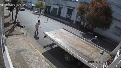 #Azul UN CHOFER DISCUTÍA CON UN MOTOCICLISTA, LO ENCERRÓ Y APLASTÓ CON SU CAMIÓN DE REMOLQUES CONTRA UN ÁRBOL: LO MATÓ Y QUEDÓ IMPUTADO POR HOMICIDIO