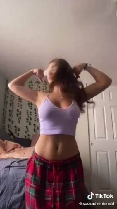 Showing Her Flex ☺ [@soozadventsnshi]