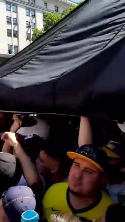 Este es el presidente que organizó la cuarentena más larga de la historia, que organizó el funeral para un millón de personas y que organizará el plan de vacunación para 30 millones. Suerte!