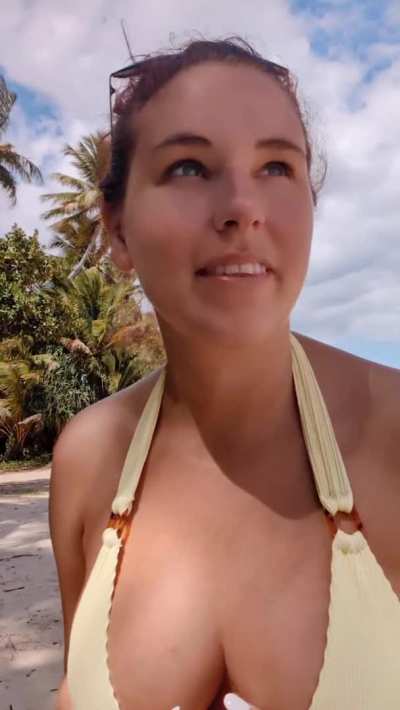 I love getting my tits out on the beach!! ⛱️ I do this all the time on my spicy pages! Come check me out www linkt<wbr>r.ee/<wbr>maril<wbr>ynmer<wbr>lot