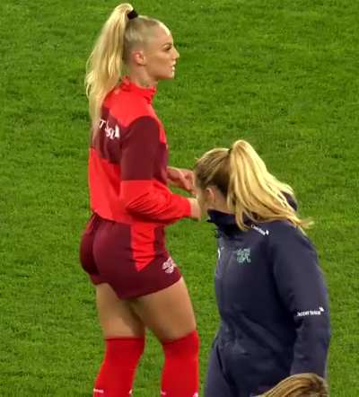 Alisha Lehmann.. so fine the other team checks out her ass!