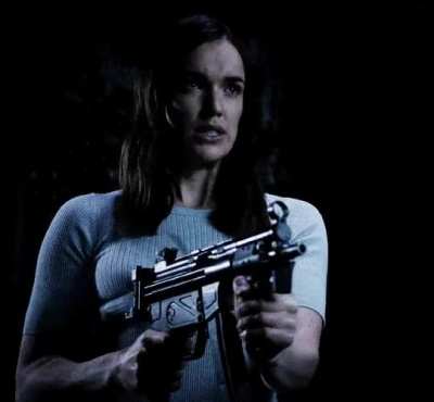 Elizabeth Henstridge with some great jiggle physics