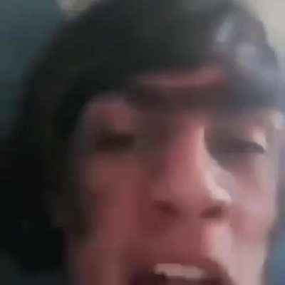 Ween como cuando dices algo que a la gente no le gusto y te empiezan a llegar un vergo de mensajes diciéndote que eres un hijo de perra y que estás pendejo y así