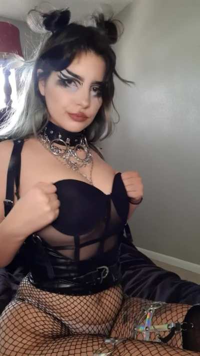 Goth drop with fishnets 🥵 snap: motherofpeeps19 insta: smilebeliallovesu OF: mandapants19