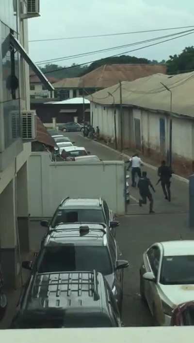 Lady tries to escape after robbing bank, instantly regrets it