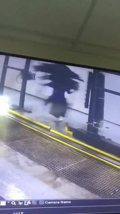 Jovem aprendiz no primeiro dia de trabalho
