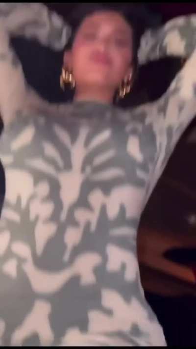 Stassie and kylie showing off there body's 