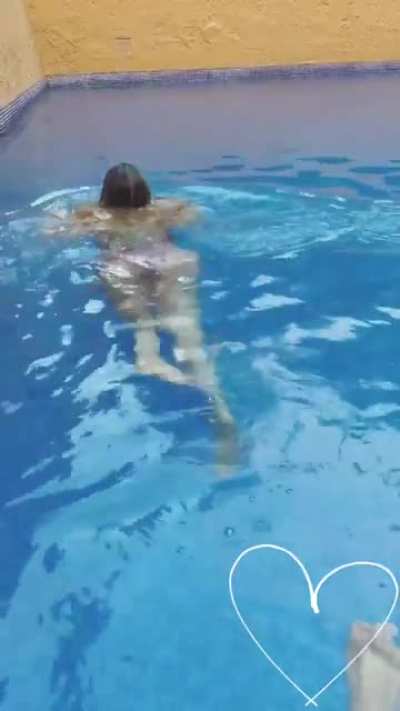 En la piscina....