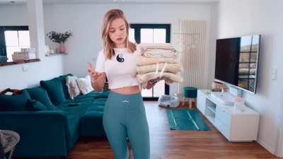 Würde gerne Julia in den Leggings ficken