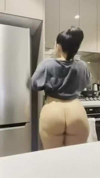 the way she keeps looking back is just..insane 🤤💦