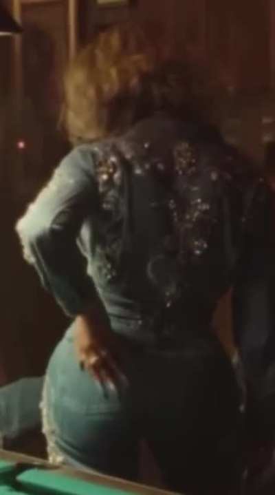 She know how fat her ass is