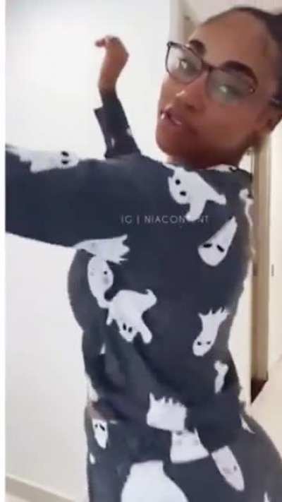JaniaMeshell flashes ass😍