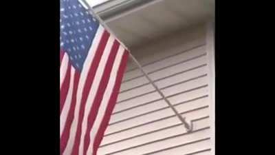 Simplemente épico,hombre alza la bandera de la patria