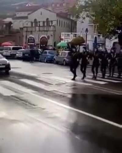 Грузины, красавчики. Красиво дорогу переходят