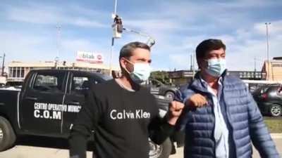Vecino le grita a Fernando Espinoza (intendente de La Matanza)