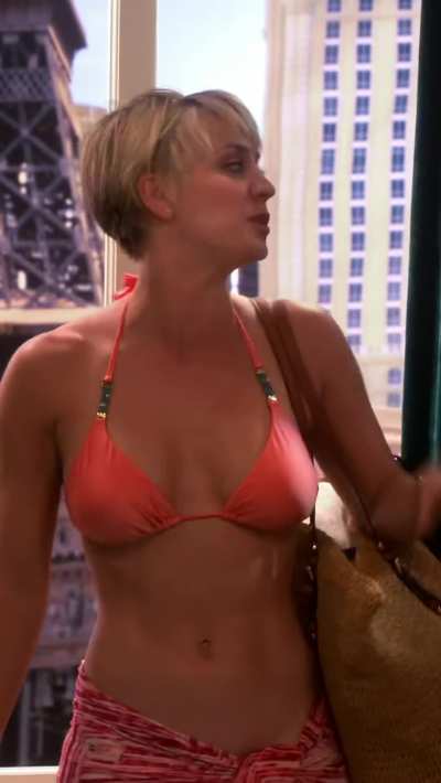 Kaley cuoco Cleavage in a bikini