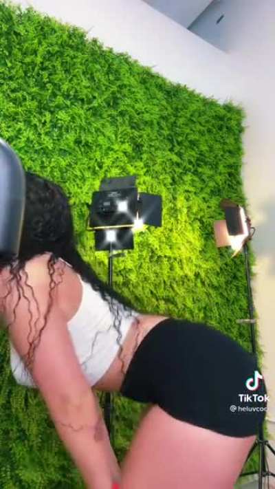 Thick ass white girl