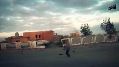 Rare footage of the Libyan extremist Ansar Al Sharia attack LNA positions in the Ganfouda district 