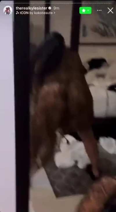 The cushion Ari got needs to be studied 😮‍💨👌🏾<wbr>🍑