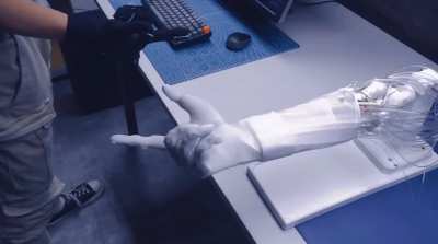 Clone anthropomorphic hand with 27 degrees of freedom and artificial muscles.
