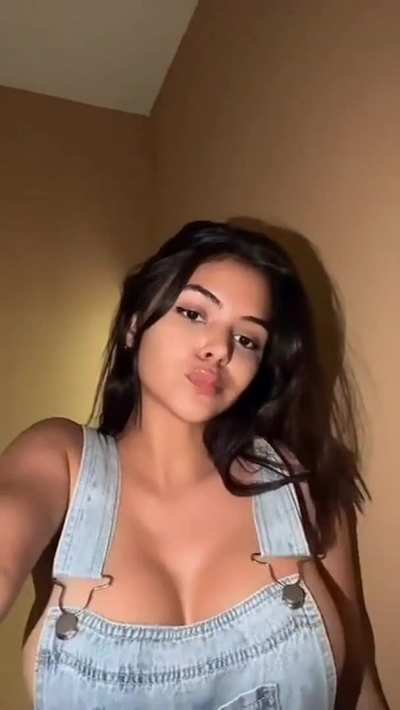 Diya Mohan with her massive milk tanke<wbr>rs🍈🤤