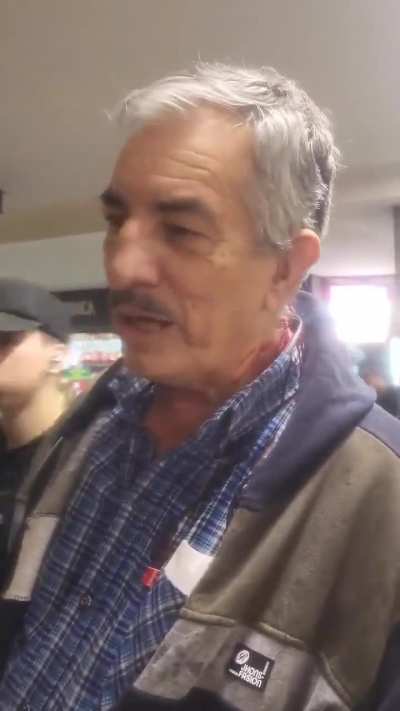 Agreden a adulto mayor por repartir boletas de Milei. Se viene un conflicto social?