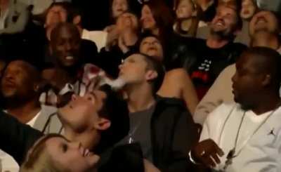 2011 Grammy olması lazım gerizekalı herif ya...