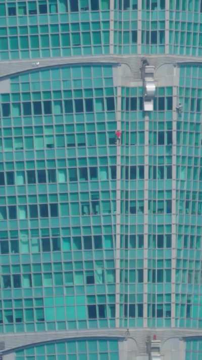 Timelapse of Alex Honnold Free Solo climbing Taipei 101