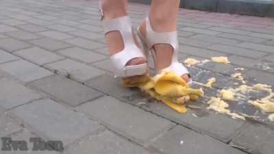 Evateen Crushes bananas