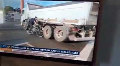 Os 3 caras ali esperando de boa pra atravessar e a anta se achando a mulher maravilha atravessa sem nem olhar pros lados. Essa aí deu sorte 2 vezes.