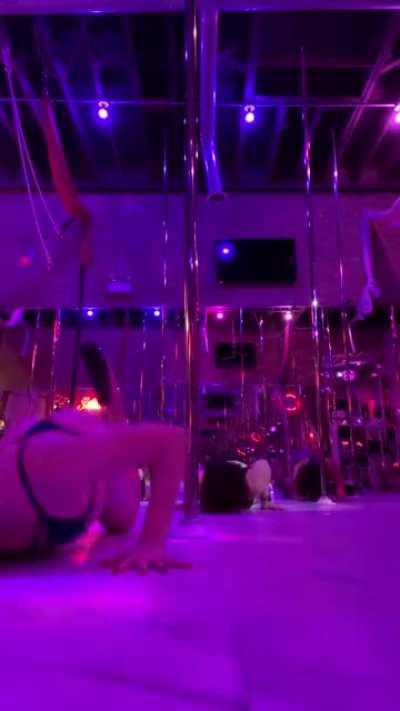 Dancing thru a lat injury (I don’t recommend for all injuries but Ik what I can do safely) 😣 blessing & a curse bc it’s uncomfortable but forces me to be more thoughtful and creative with my movement. My pole studio is such a safe haven for me 🥰
