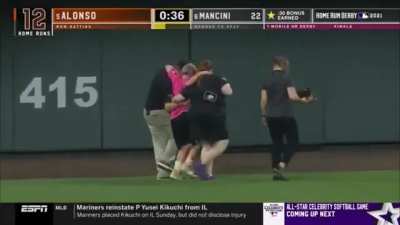 Injured kid gets help walking off the field, camera immediately shows Alonso vibin to the beat