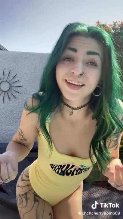 In the word of Afroman “she had green hair, but damn she look good!” 💧