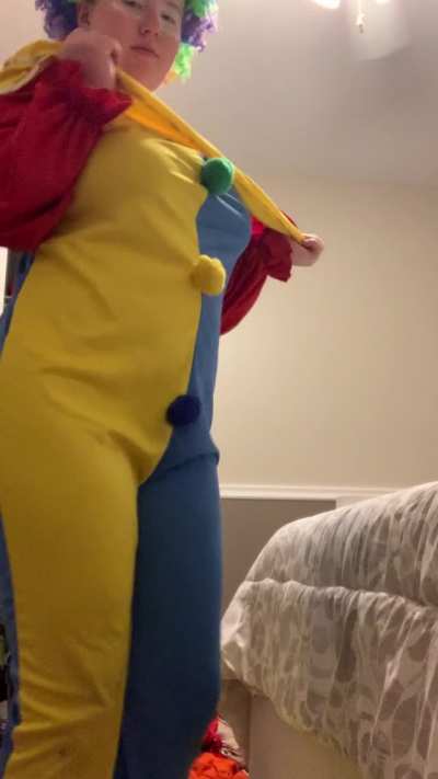 Ever seen a clown strip? Are u terrified or turned on?🌚