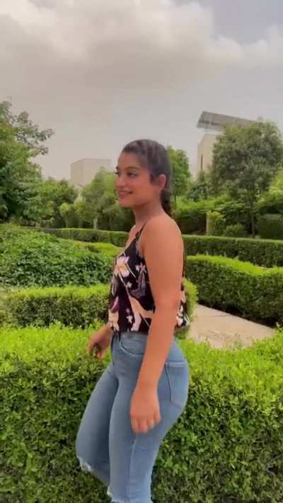 cuty mendiratta and her jiggly ass🍑
