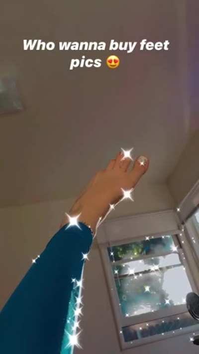 Damn datbi<wbr>tchba<wbr>rbiee got sexy feet😍❤