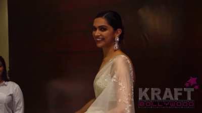 If you had the chance to click photo with Deepika Padukone, then what would you say to her? She’s our cumdevi after all.
