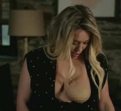 Hilary Duff shows her bare boobs in 