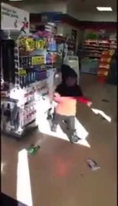 Short on patience? Midget ‘robbing’ store gets taken down by police